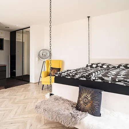 Apartment Zeppelin Studio With An Industrial View -